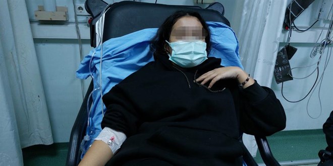 Kız öğrenci arkadaşını sınıfta sırtından bıçakladı