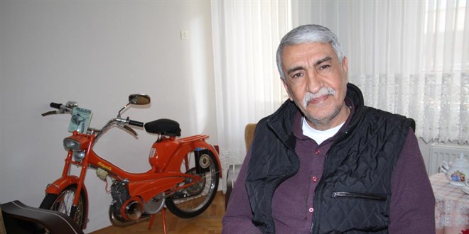 Gözü gibi baktığı motorunu evinin odasında muhafaza ediyor