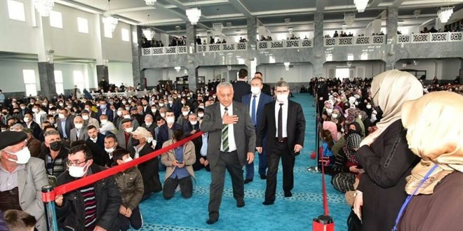 Camiye kırmızı şeritli protokol yolu