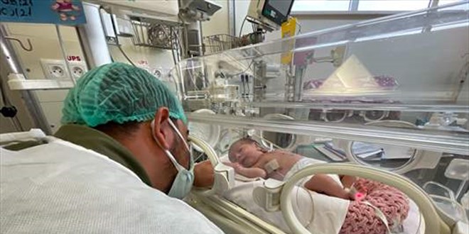 Nefes alamayan Aras bebeğin 4 toplardamarı kalbine bağlandı
