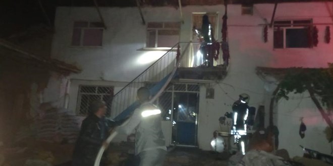 Yanan evin ortasında kalan adam hayatını kaybetti