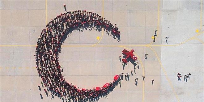 29 Ekim'e özel koreografi; 1000 kişi hilal oldu, akrobasi uçağı yıldız