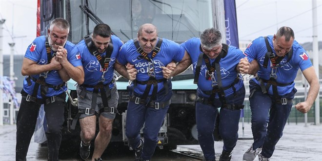 İstanbul'da Tren Çekme Yarışması düzenlendi
