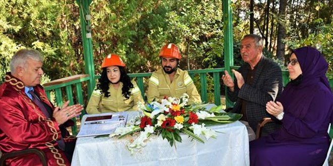 Orman işletme personeli ile eşi, düğünlerinde iş elbisesi giydi