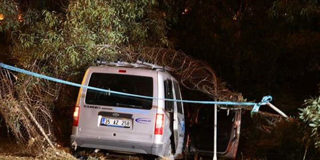 İzmir'de hafif ticari aracın ağaca çarpması sonucu 1 kişi öldü, 2 kişi yaralandı