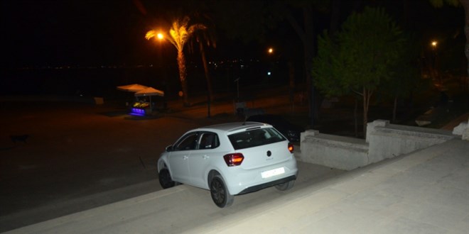 Navigasyona uyan sürücü merdivenlerde asılı kaldı