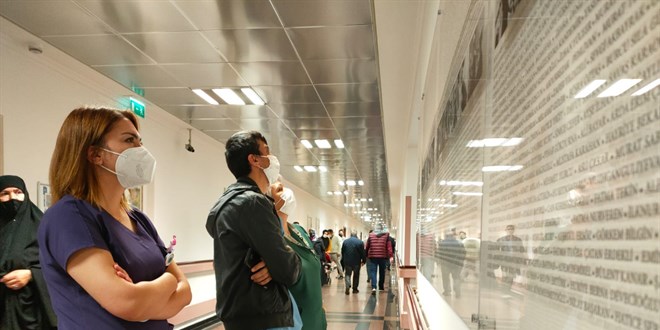 Hacettepe'de sağlık çalışanları için 'saygı duvarı'