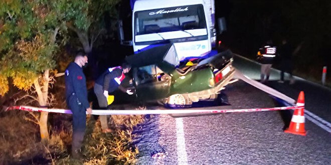 İzmir'de feci kaza: Kamyonun altına giren otomobildeki abi kardeş hayatını kaybetti