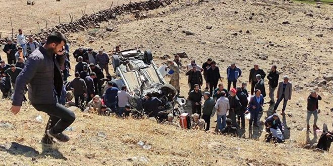 Bingöl'de şarampole devrilen otomobildeki 3 kişi öldü