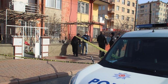 Öğretmen, komşusunu taş atma meselesi için öldürmüş