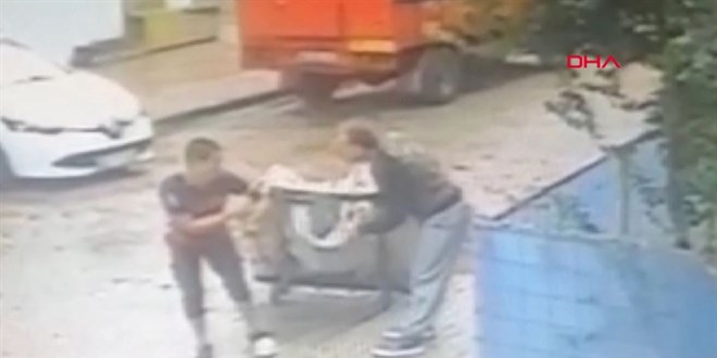 Demir kapağı almaya çalışan hurdacıyı sokak ortasında dövdü