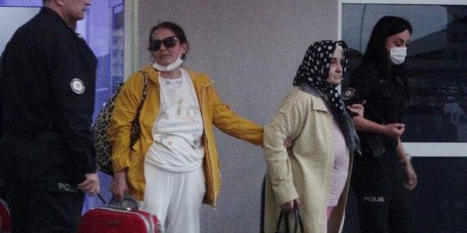 Babasını darp edip annesini rehin alan kadın ikna edildi