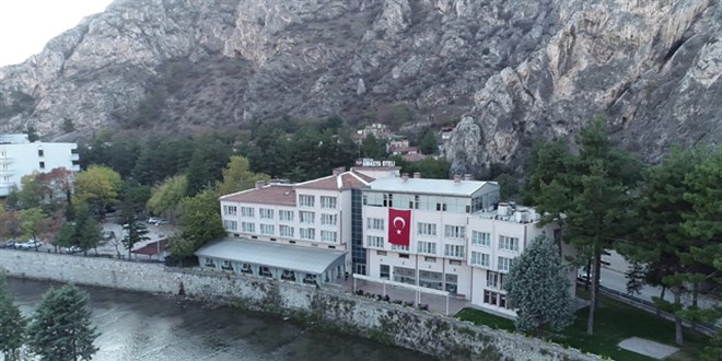 Nehir manzaralı otel, kız öğrencilere yurt oldu
