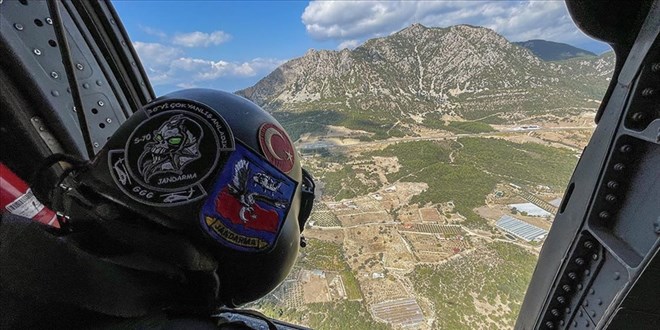 Jandarma 'Sikorsky'li denetimlerle trafikte kuş uçurtmuyor