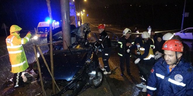 Yağmur nedeniyle kayganlaşan yolda direğe çarptı: 2 ölü