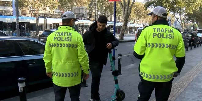 Kaldırımdan giden scooter kullanıcılarına ceza