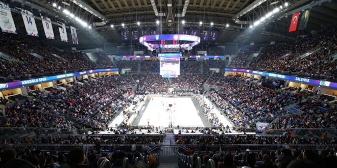 Basketbolda salonlar kaplarn tam kapasite ile ayor