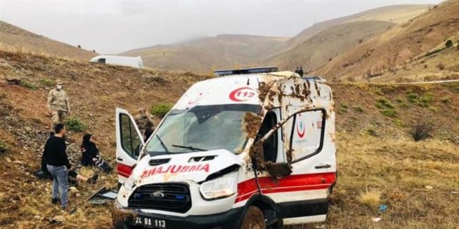 Ambulansın devrilmesi sonucu 3 sağlık görevlisi yaralandı