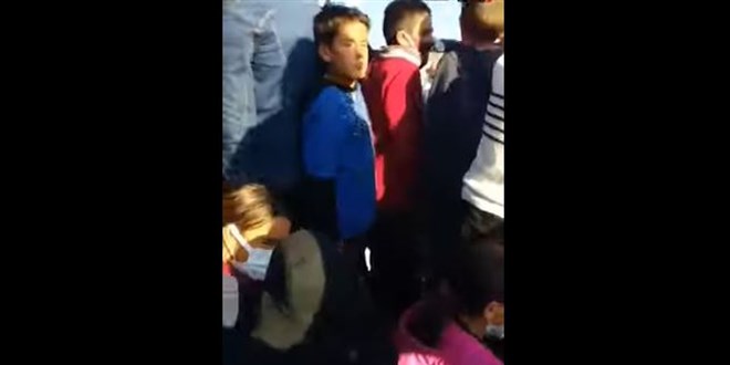 Kars'ta öğrenciler kamyonla okula gidiyor