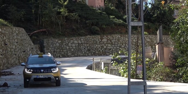 Yolun ortasında kalan direk kazaya davetiye çıkartıyor