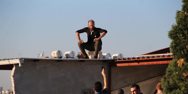 Çatıdaki eyleminden vazgeçirildi, itfaiye ve polislere 'kusura bakmayın' dedi