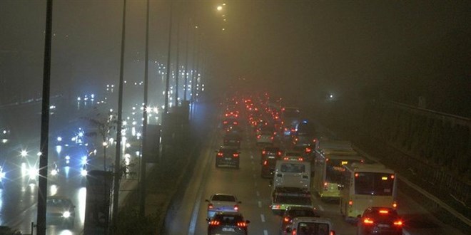 stanbul'da etkili olan sis nedeniyle trafik younluu yaand