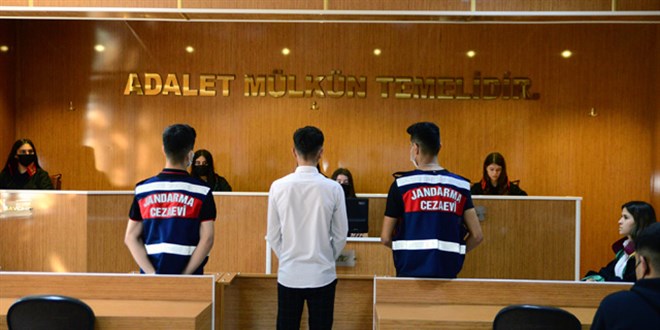 Liseliler, duruşma salonunda uygulamalı eğitim görüyor