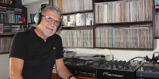 57 yıldır biriktirdiği binlerce plağa özenle bakıyor