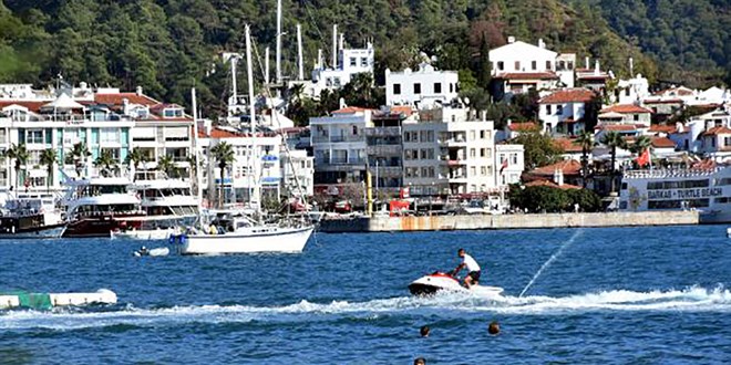 Marmaris'te 'pastırma yazı' keyfi; denize girip, plajda eğlendiler