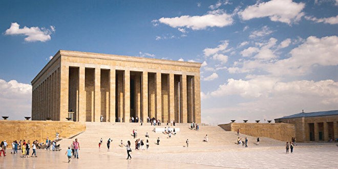 Yeni Şafak: Anıtkabir'de Kur'an okumanın vakti gelmedi mi?