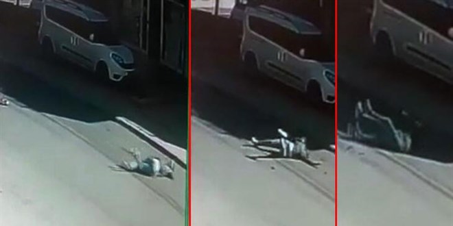 Minibüsün çarptığı kadın metrelerce sürüklendi