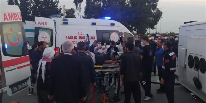 İzmir'de işçileri taşıyan iki midibüs çarpıştı: 45 yaralı