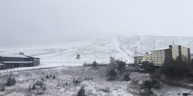 Erciyes Kayak Merkezi'ne kar yağdı
