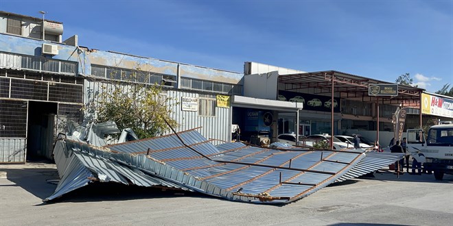 İzmir'de şiddetli rüzgar bir iş yerinin çatısını uçurdu