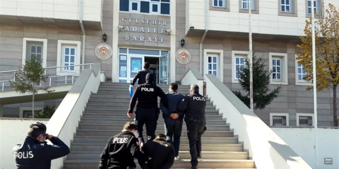 Kendisini polis olarak tanıtan iki kişi Şanlıurfa'da yakalandı