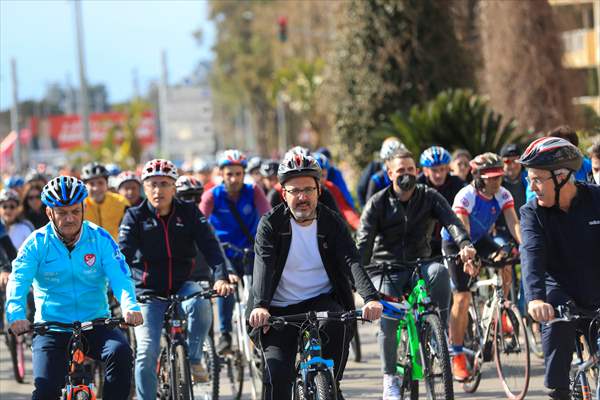 Gençlik ve Spor Bakanı Kasapoğlu, Antalya Bisiklet Turu'nda pedal çevirdi