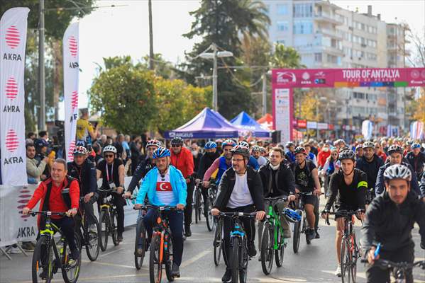 Gençlik ve Spor Bakanı Kasapoğlu, Antalya Bisiklet Turu'nda pedal çevirdi