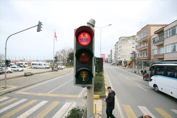 Trabzon'da 'şampiyonluk kupası' kırmızı ışıklarda yerini aldı
