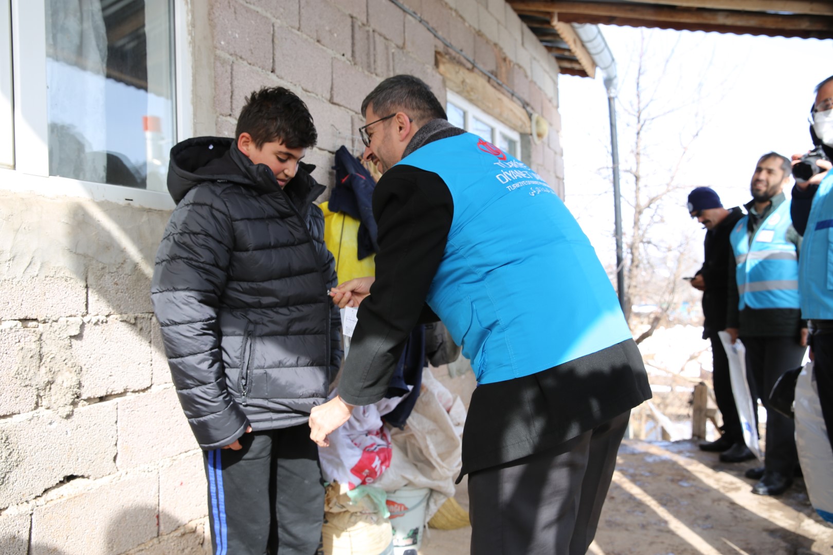 Türkiye Diyanet Vakfı 50 bin çocuğa kışlık kıyafet yardımı yaptı