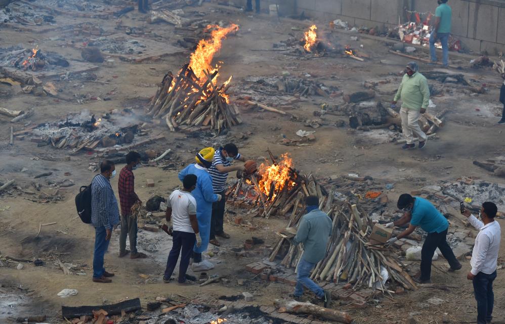Hindistan'da koronadan ölenler toplu olarak boş arazilerde yakılıyor