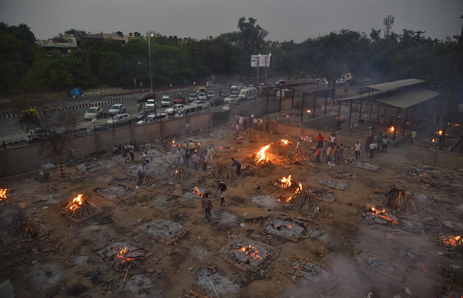 Hindistan'da koronadan ölenler toplu olarak boş arazilerde yakılıyor