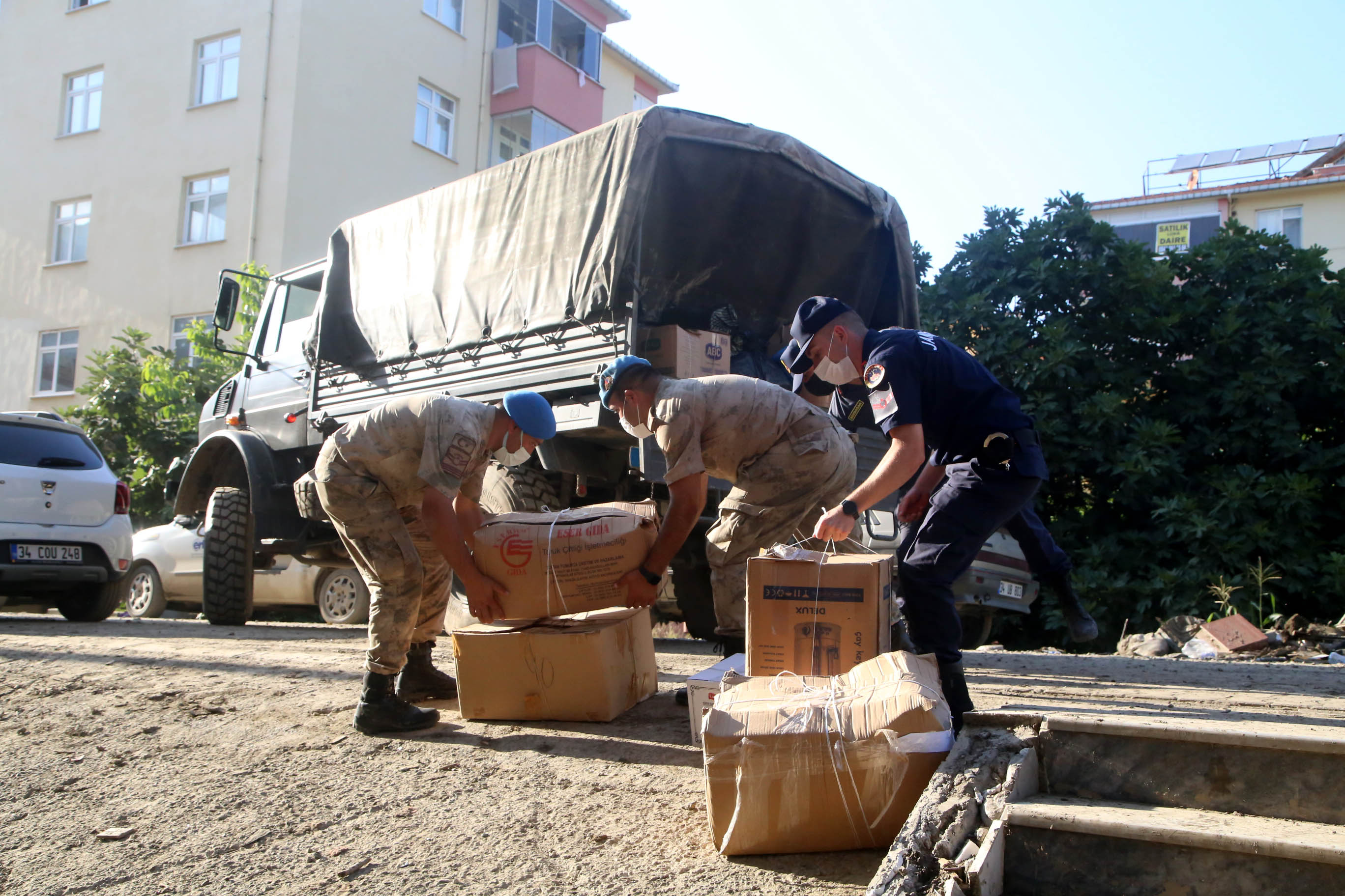 Askerler vatandaşların eşyalarının taşınmasına yardım ediyor