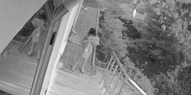 Apartman bah�esinde oynayan k�z �ocu�unun bayrak sevgisi