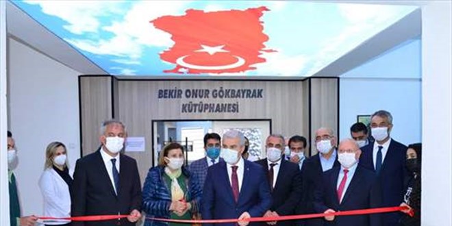 25 yıl önce mezun olduğu okula kütüphane yaptırdı