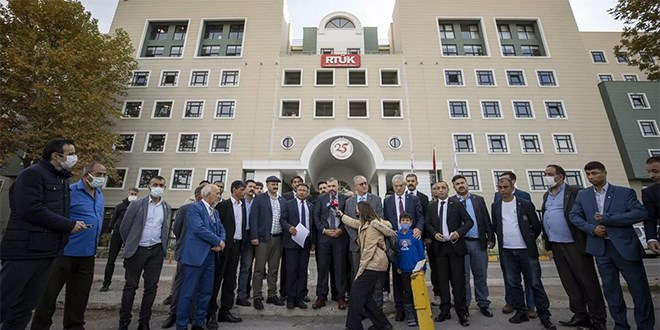 Roman vatanda�lar '�� Kuru�' dizisini RT�K'e �ikayet etti