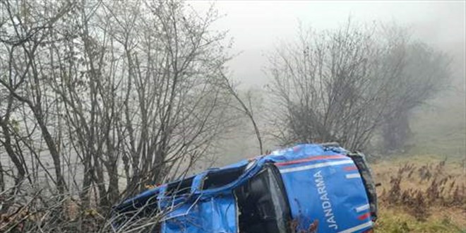 Kurtarma �al��mas�na kat�lan jandarma arac� u�uruma yuvarland�