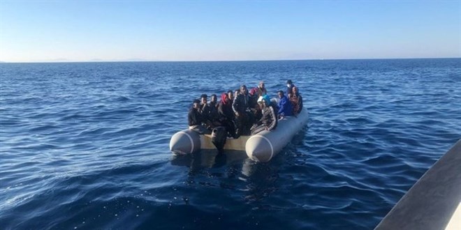 İzmir açıklarında Türk kara sularına itilen 33 düzensiz göçmen kurtarıldı