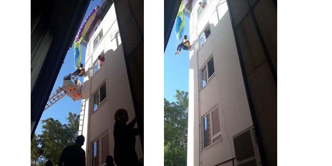 Yamaç paraşütçüsü, 4 katlı binanın çatısında asılı kaldı
