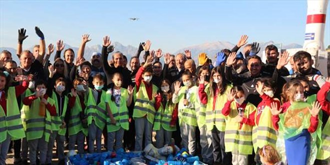 Denizin dibinden çıkanlar şaşırttı: Klozet, süpürge, pantolon