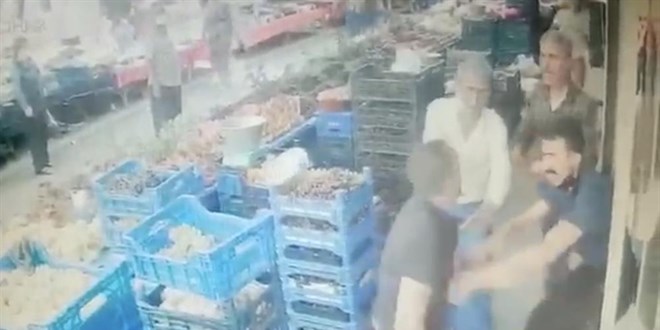 Pazarda dehşet anları: Önce bıçakladı sonra dövdü